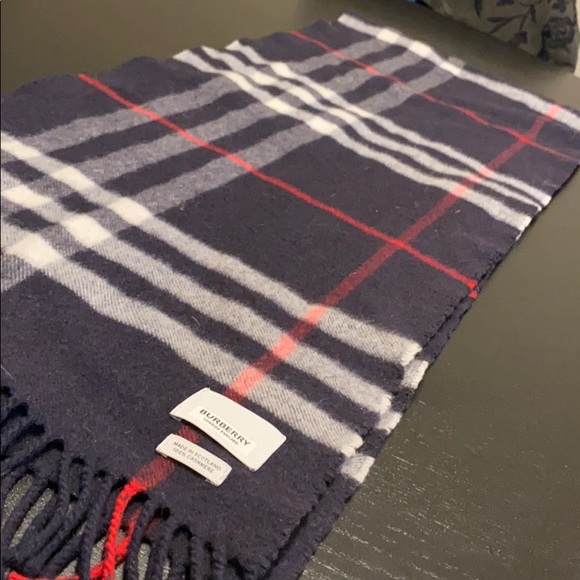 Blue burberry scarf - Picture 1 of 6